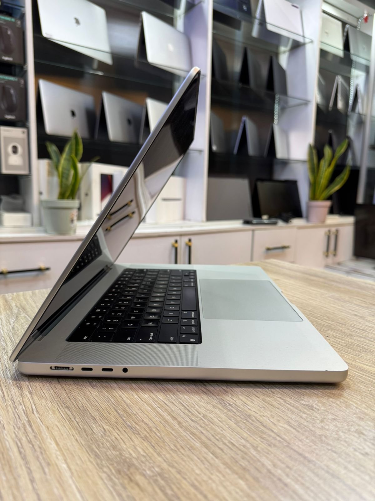 Apple Macbook Pro M2 Max 2022 16 inch 32gb Ram 1Tb SSD Cycle Count 143 battery Maximum Capacity 96% Retina Display 38 cores image in Kenya - Yes Gadgets Ke