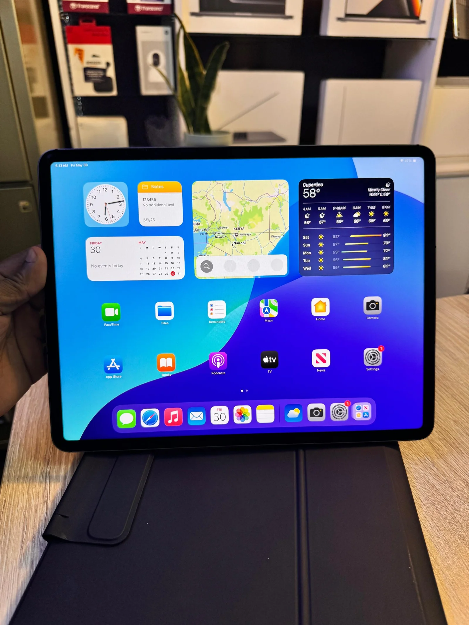 Apple iPad Pro 12.9 inch 5th Generation 2021 256GB + 8GB Ram ( Wi-Fi Only) in Kenya - YES Gadgets Ke IMG